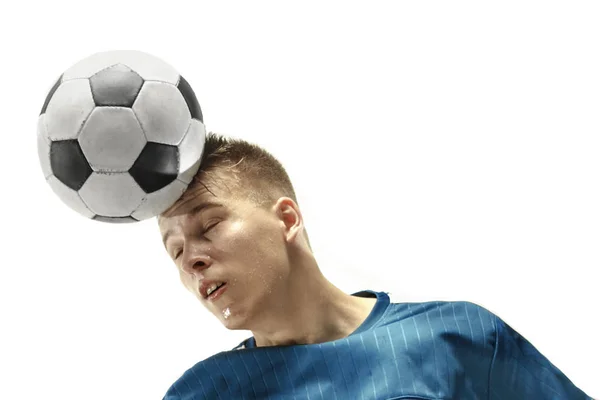 Gros plan de l'homme émotionnel jouant au football frappant le ballon avec la tête sur fond blanc isolé — Photo