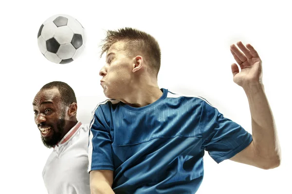 Close up de homens emocionais jogando futebol batendo a bola com a cabeça em isolado no fundo branco — Fotografia de Stock