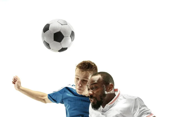 Zbliżenie emocjonalnych mężczyzn gra w piłkę nożną uderzając piłkę z głową na izolowane na białym tle — Zdjęcie stockowe