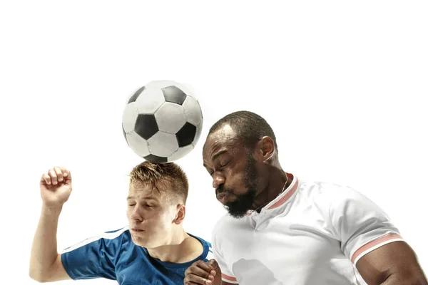 Gros plan d'hommes émotionnels jouant au football frappant le ballon avec la tête sur fond blanc isolé — Photo
