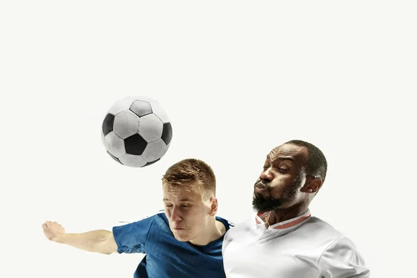 Gros plan d'hommes émotionnels jouant au football frappant le ballon avec la tête sur fond blanc isolé — Photo