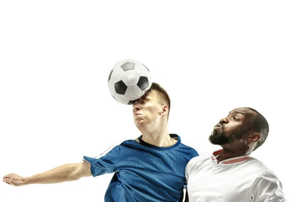 Gros plan d'hommes émotionnels jouant au football frappant le ballon avec la tête sur fond blanc isolé — Photo