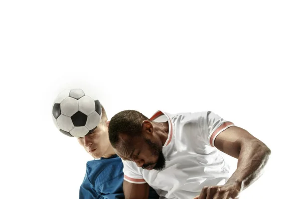 Крупним планом емоційні чоловіки грають у футбол, б'ючи по м'ячу з головою на ізольованому на білому тлі — стокове фото