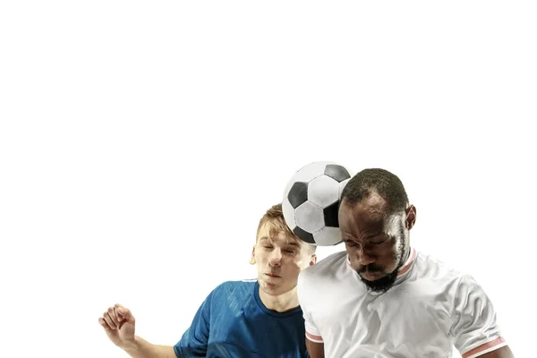 Nahaufnahme emotionaler Männer, die Fußball spielen und den Ball mit dem Kopf auf isoliertem weißem Hintergrund schlagen — Stockfoto