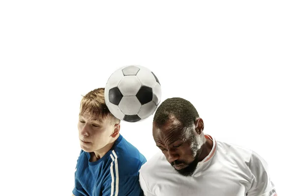 Nahaufnahme emotionaler Männer, die Fußball spielen und den Ball mit dem Kopf auf isoliertem weißem Hintergrund schlagen — Stockfoto