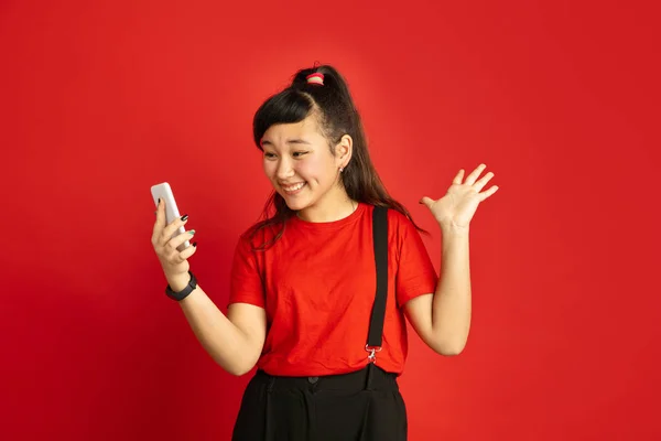Asijské teenageři portrét izolovaný na červeném pozadí studia — Stock fotografie