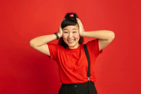 Asiático adolescentes retrato aislado en rojo estudio fondo —  Fotos de Stock