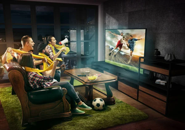 テレビを見ている友人のグループ,サッカー試合,一緒にスポーツ — ストック写真