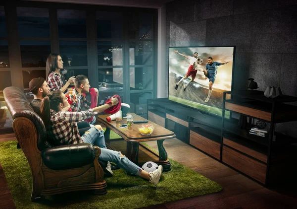 Groep vrienden die TV kijken, voetbalwedstrijd, sport samen — Stockfoto