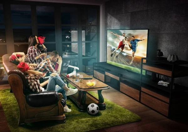 Grupp vänner tittar på Tv, fotbollsmatch, sport tillsammans — Stockfoto