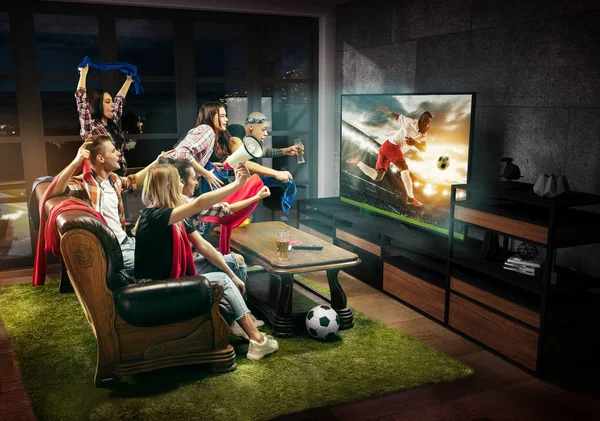 Grupo de amigos viendo televisión, partido de fútbol, deporte juntos — Foto de Stock