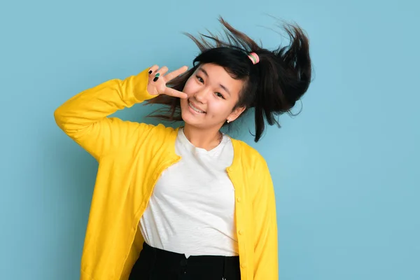 Asiático adolescentes retrato aislado en azul estudio fondo —  Fotos de Stock