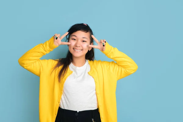 Asiático adolescentes retrato aislado en azul estudio fondo — Foto de Stock