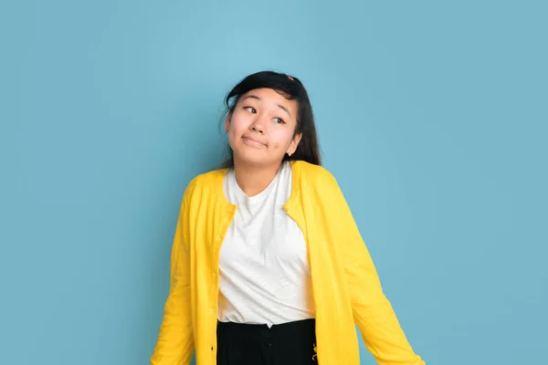 Asiático adolescentes retrato aislado en azul estudio fondo —  Fotos de Stock