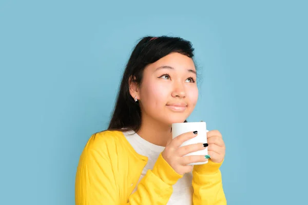 Asiático adolescentes retrato aislado en azul estudio fondo —  Fotos de Stock