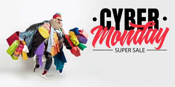 Hombre adicto a las ventas y la ropa, lunes cibernético, concepto de ventas — Foto de Stock