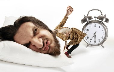 Yastığın üzerinde yatan küçük bir vücuda büyük kafa