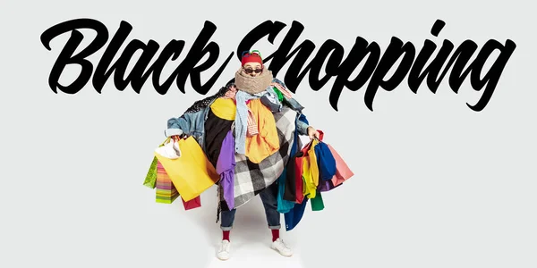 Muž závislý na prodeji a oblečení, černé nákupy, prodejní koncepce — Stock fotografie