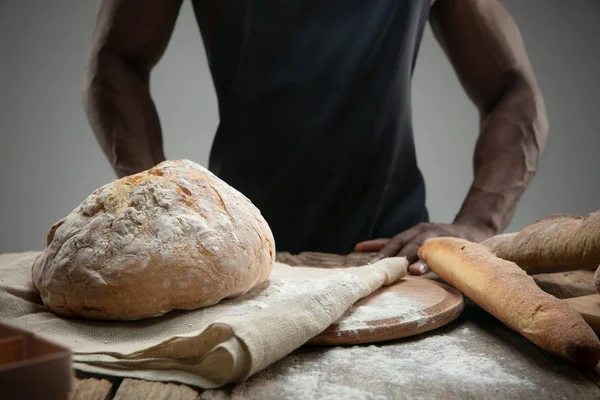 Primo piano dell'uomo afro-americano cucina il pane alla cucina artigianale — Foto Stock