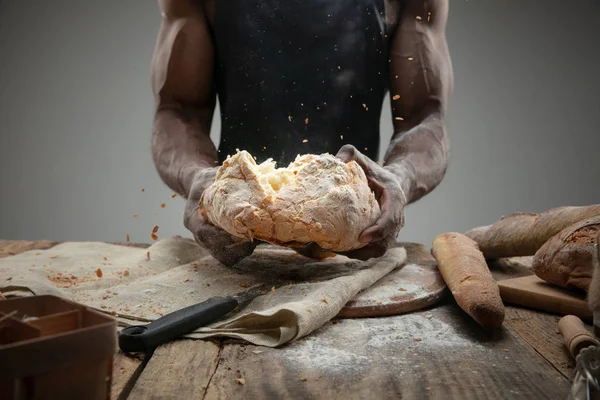 아프리카 계 미국인 남자가 기프트 주방에서 요리를 하는 모습 — 스톡 사진