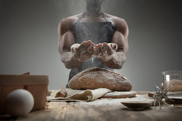 Zblízka afroameričan muž vaří chléb v řemeslné kuchyni — Stock fotografie