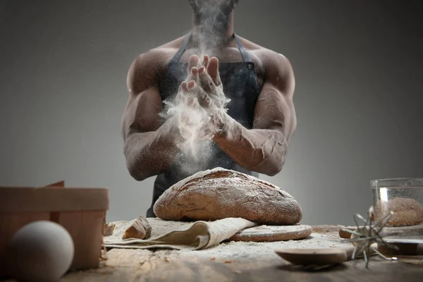 Blisko afrykańsko-amerykański człowiek gotuje chleb w kuchni rzemieślniczej — Zdjęcie stockowe