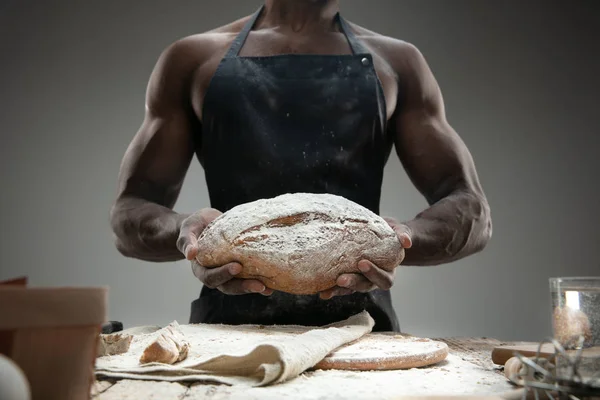아프리카 계 미국인 남자가 기프트 주방에서 요리를 하는 모습 — 스톡 사진