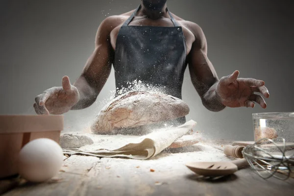 Close up de homem afro-americano cozinha pão na cozinha artesanal — Fotografia de Stock