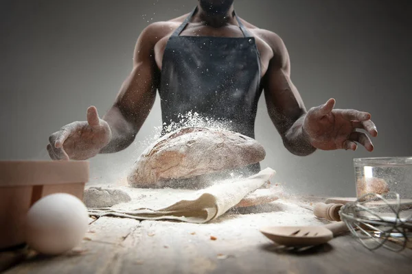 Primo piano dell'uomo afro-americano cucina il pane alla cucina artigianale — Foto Stock