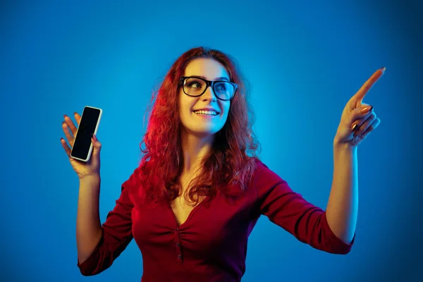 Portrait de femme caucasienne isolé sur fond de studio bleu au néon — Photo