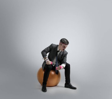 Gri stüdyo arka planında izole edilmiş ofis kıyafetleri eğitimi alan beyaz bir adam.