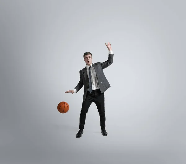 Homme caucasien en vêtements de bureau formation isolé sur fond de studio gris — Photo