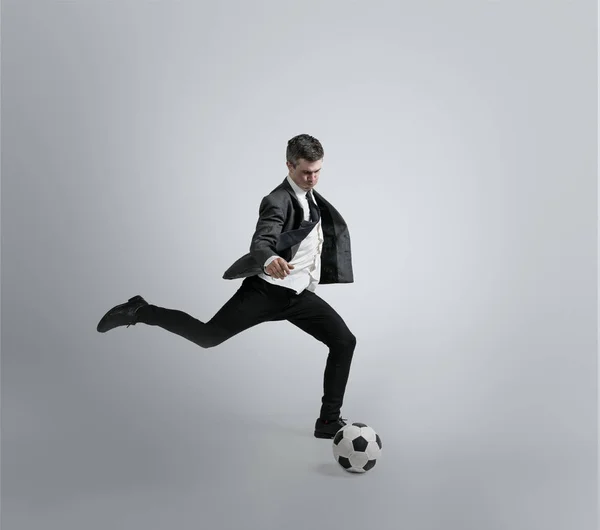 Homme caucasien en vêtements de bureau formation isolé sur fond de studio gris — Photo