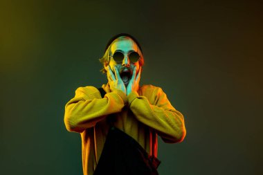 Beyaz adam portresi, neon ışıklı arka planda izole edilmiş.