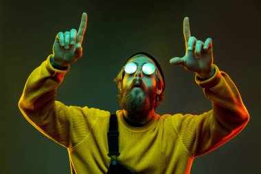 Beyaz adam portresi, neon ışıklı arka planda izole edilmiş.