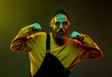 Beyaz adam portresi, neon ışıklı arka planda izole edilmiş.