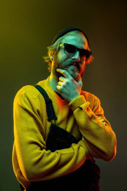 Beyaz adam portresi, neon ışıklı arka planda izole edilmiş.