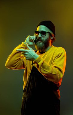 Beyaz adam portresi, neon ışıklı arka planda izole edilmiş.