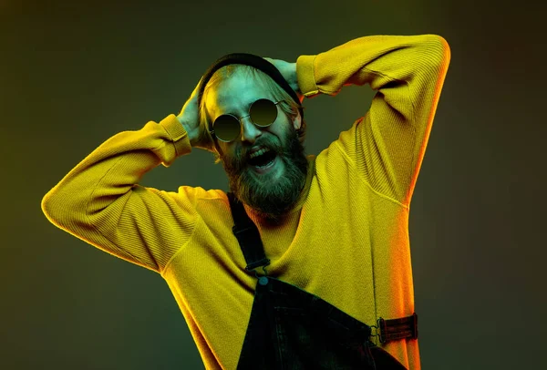 Caucásico mans retrato aislado en gradiente estudio fondo en neón luz — Foto de Stock