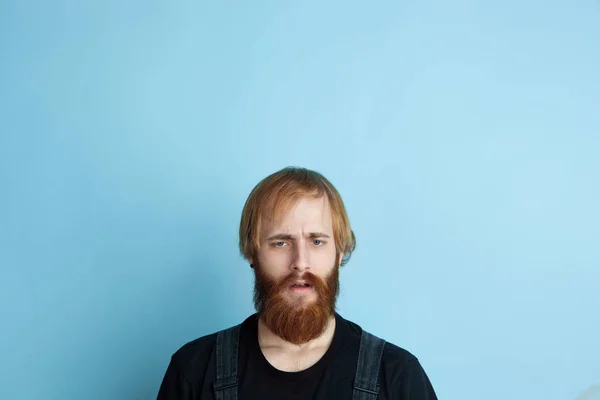 Retrato de hombre joven caucásico se ve soñador y feliz —  Fotos de Stock