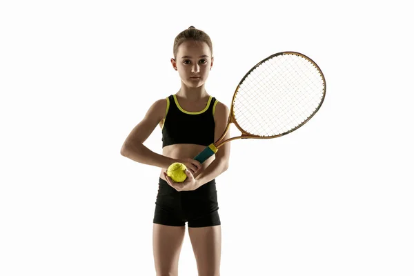 Menina caucasiana jogar tênis isolado no fundo branco — Fotografia de Stock