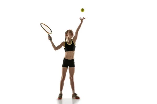 Pequeña chica caucásica jugando tenis aislado sobre fondo blanco — Foto de Stock