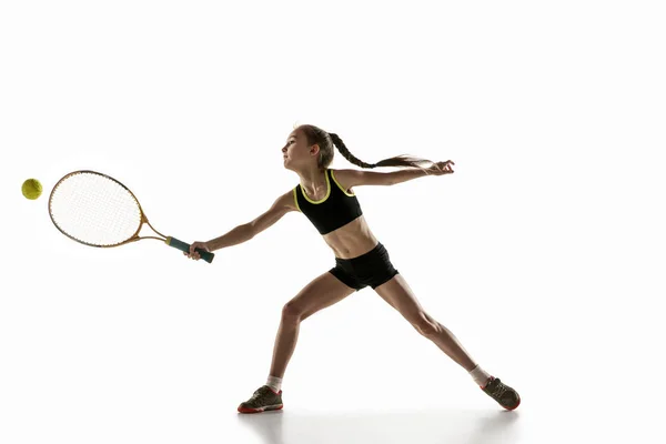 Petite fille caucasienne jouant au tennis isolé sur fond blanc — Photo