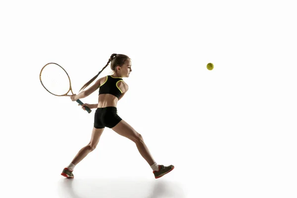 Piccola ragazza caucasica giocare a tennis isolato su sfondo bianco — Foto Stock