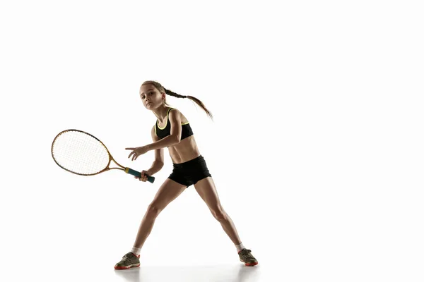 Kis kaukázusi lány teniszezik elszigetelt fehér háttér — Stock Fotó