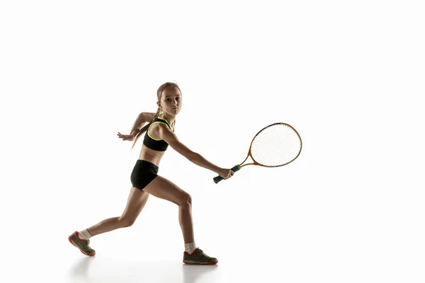 Little kaukaskie dziewczyna gra w tenisa izolowane na białym tle — Zdjęcie stockowe