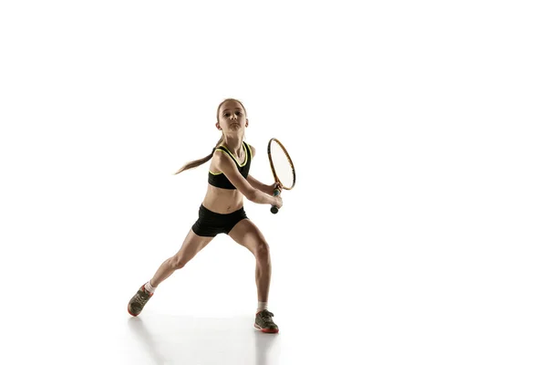 Piccola ragazza caucasica giocare a tennis isolato su sfondo bianco — Foto Stock