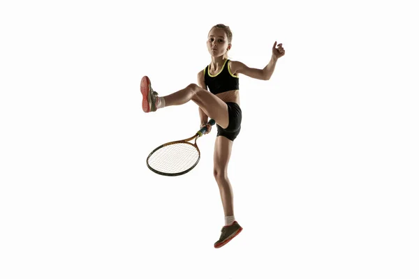 Liten kaukasiska flicka spelar tennis isolerad på vit bakgrund — Stockfoto