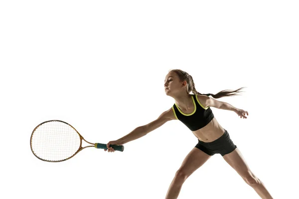 Menina caucasiana jogar tênis isolado no fundo branco — Fotografia de Stock