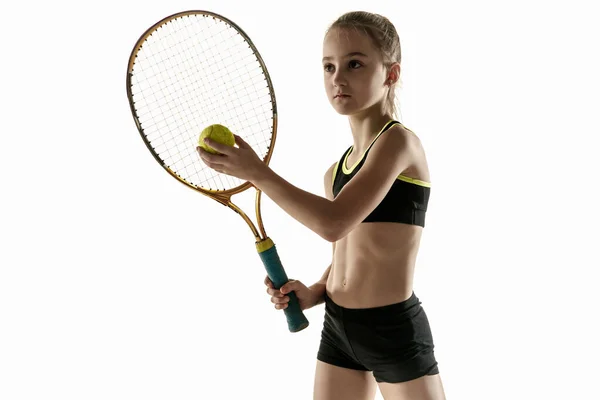 Little kaukaskie dziewczyna gra w tenisa izolowane na białym tle — Zdjęcie stockowe